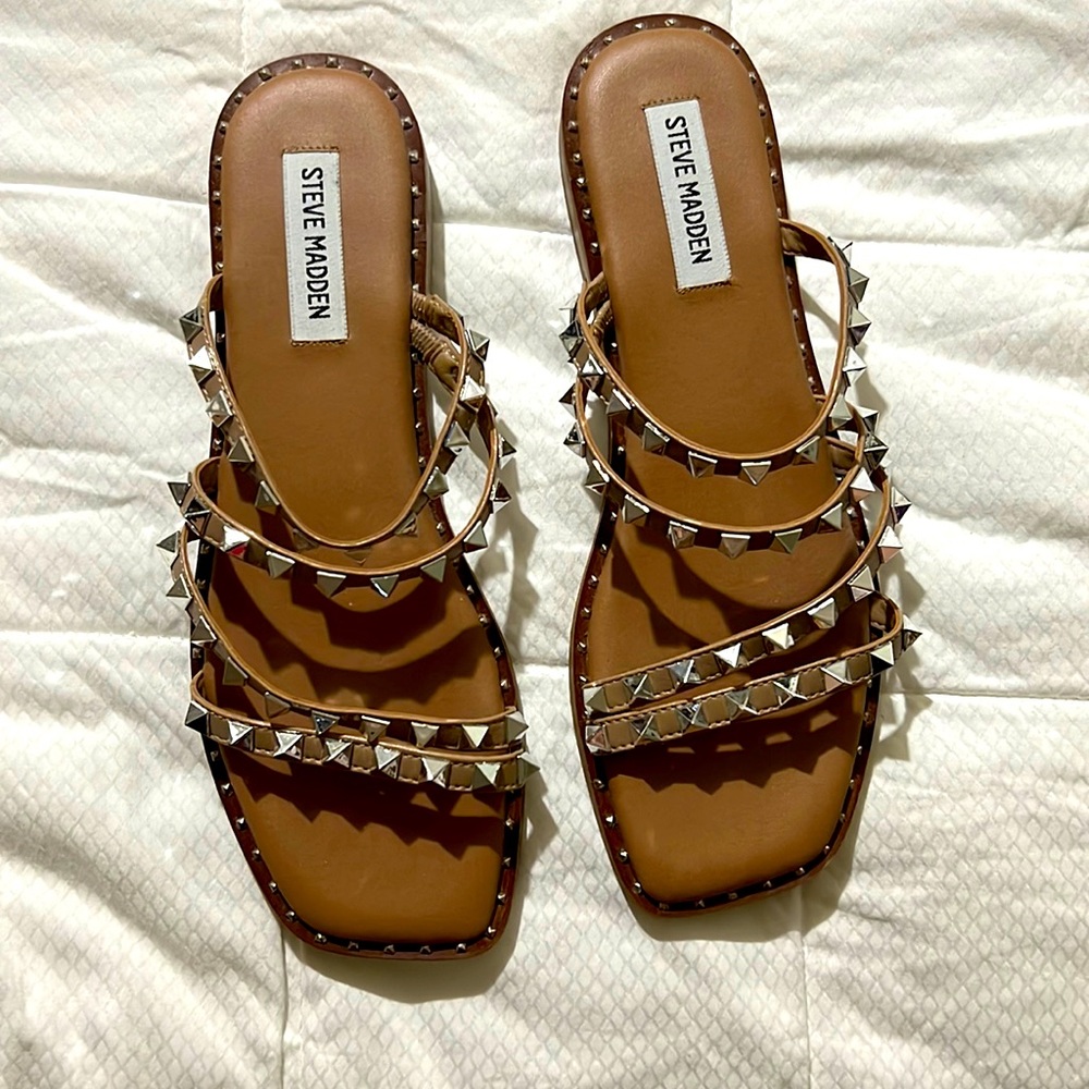 Very Chic Steve Madden sandals with silver studs